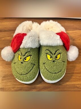 NWOT American Eagle Women’s Grinch Slippers size 11